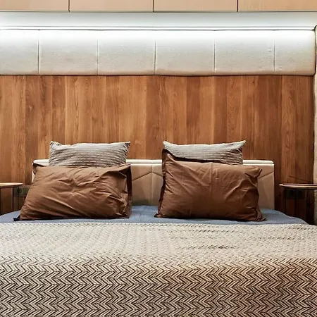 In The Center Of Next To The בורגאס